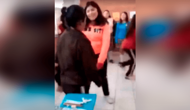 Estudiante golpea a compañera dentro del salón y profesor se queda mirando [VIDEO] 