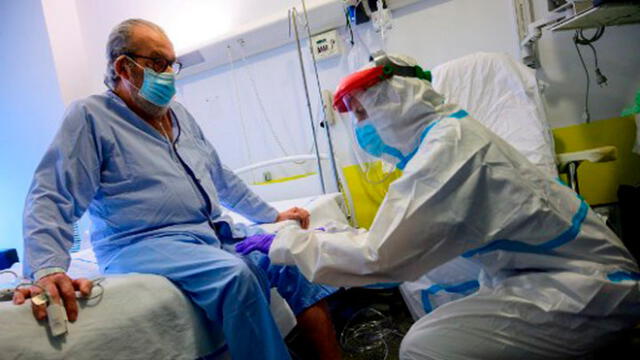 Un fisioterapeuta atiende a un paciente que se recuperó de COVID-19 en el Hospital Universitario Puerta de Hierro en Majadahonda, cerca de Madrid, el 13 de mayo de 2020. Foto: AFP.