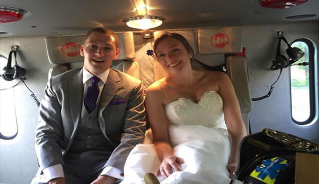 Facebook: se quedaron sin transporte por un incendio, pero bomberos los salvan llevándolos a su boda 