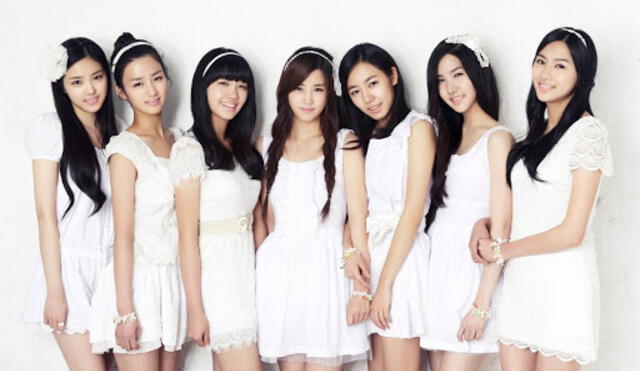 Apink debutó el 19 de abril del 2011 con 7 integrantes: Chorong, Bomi, Eunji, Naeun, Namjoo, Hayoung y Yookyung. Esta última se retiraría en 2013 por motivos de estudio.