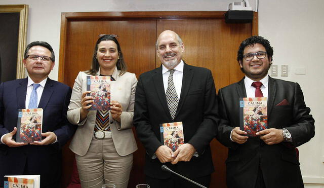 Escritor Gonzalo Higueras presentó su novela Calima en el Congreso