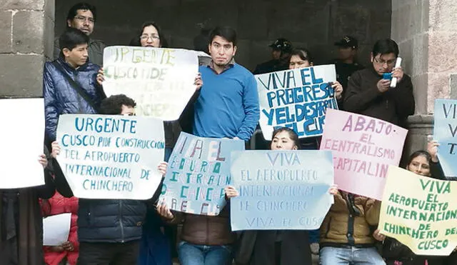 Manifestantes reciben con pifias a García Belaúnde en Cusco por oponerse a Chinchero