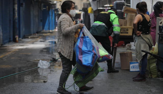 Comerciantes llegaron al mercado y se enfrentaron con la Policía para ingresar y recuperar parte de sus pertenencias. Foto: Jorge Cerdán / La República