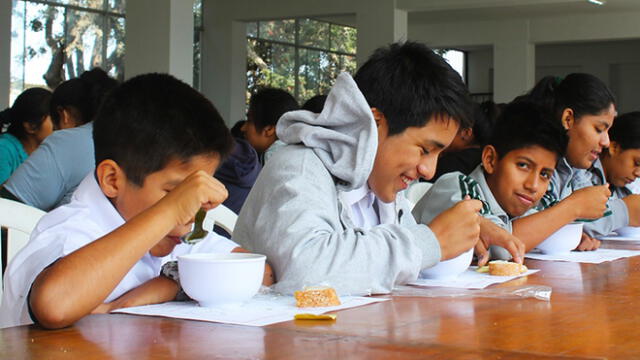 Alimentación gratuita a estudiantes surquillanos