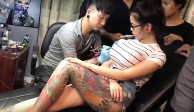 Sorpresa en YouTube por explosión de "seno" de chica que se tatuaba