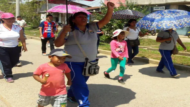 Profesores marchan junto a sus hijos en Puerto Maldonado 