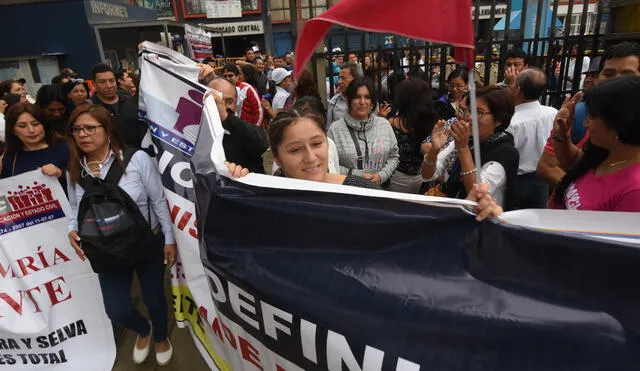 Inicia huelga indefinida en local Reniec Lima [FOTOS]