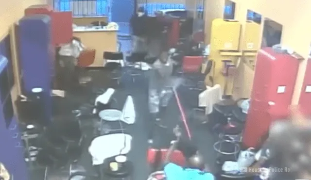 Facebook: peluquero defiende su negocio a escobazos de delincuentes armados [VIDEO]