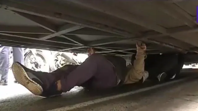 Choferes invaden corredor Javier Prado y se atrincheran debajo de buses para evitar intervención [VIDEO]