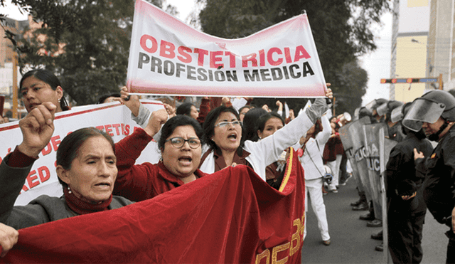 Obstetras se encadenan en su quinto día de huelga indefinida