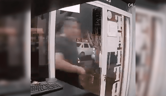 Facebook viral: joven distraído impacta contra puerta de vidrio y la rompe en segundos [VIDEO]
