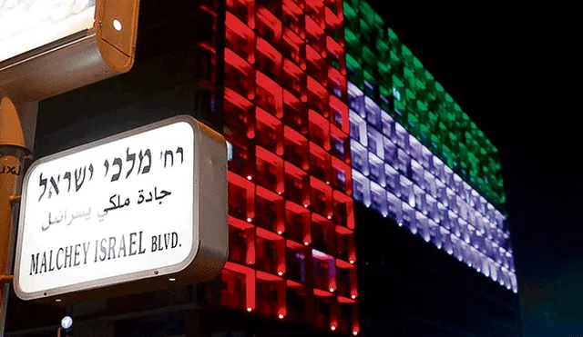 Señal. Tel Aviv se ilumina con colores de la bandera nacional de los Emiratos Árabes Unidos. Foto: AFP.