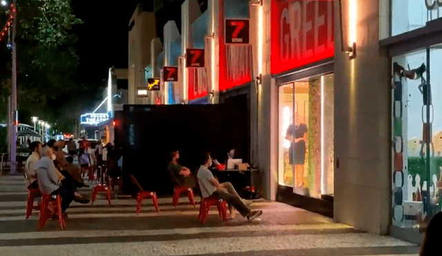 La compañía Miami New Drama ha decidido ofrecer obras de teatro cortas para pocos espectadores en locales comerciales vacíos sobre Lincoln Road. Foto: Infobae