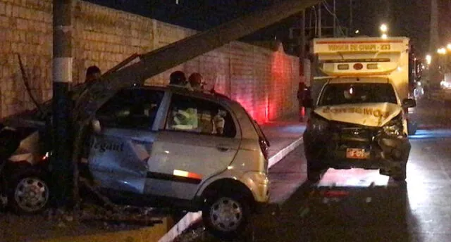 Violento choque entre taxi y ambulancia deja una persona herida.
