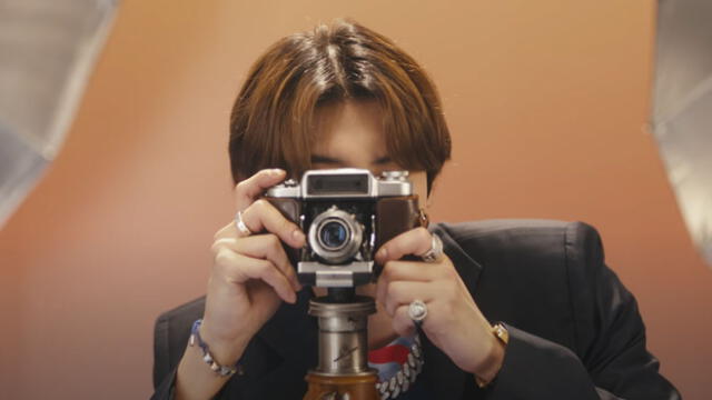 Desliza para ver más fotos de Chanyeol de EXO en el MV "Yours".