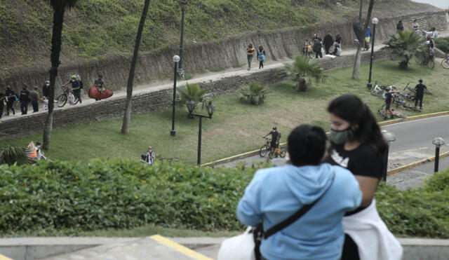 Entre adultos y menores de edad, decenas acudieron a playas, pero algunos sin tomar las precauciones del caso. Foto: Jhon Reyes / La República