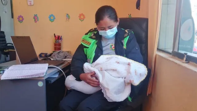 Policía femenina decidió saciar el hambre de un recién nacido que fue abandonado. Foto: PNP