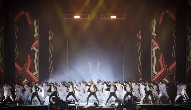 BTS: performance de "Idol" con gran cantidad de bailarines de apoyo en escena.