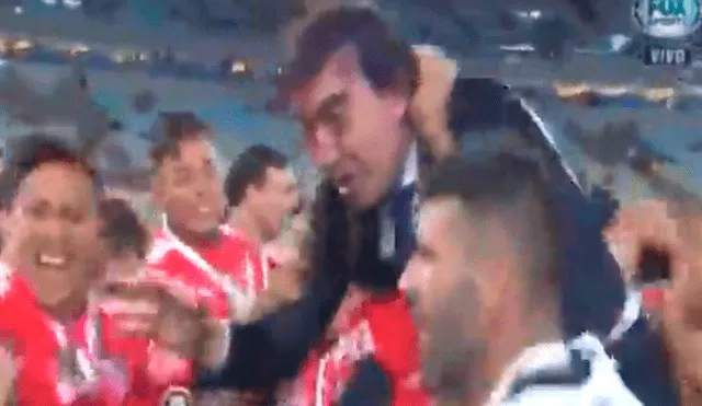 YouTube: Independiente festejó título de la Sudamericana mojando a periodista [VIDEO]