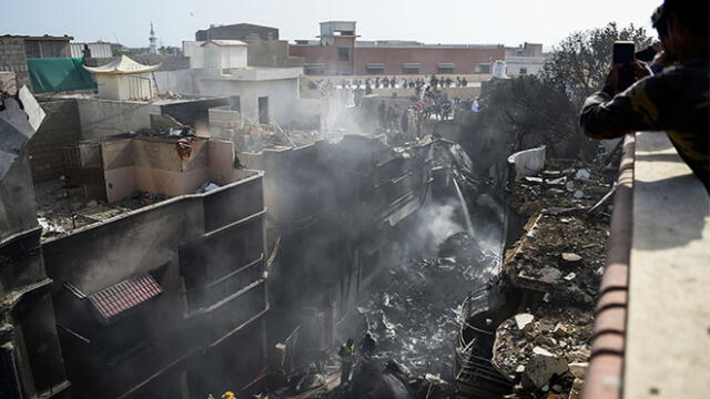 Escombros del avión tras estrellarse en un barrio residencial de Karachi, en Pakistán. Foto: AFP.