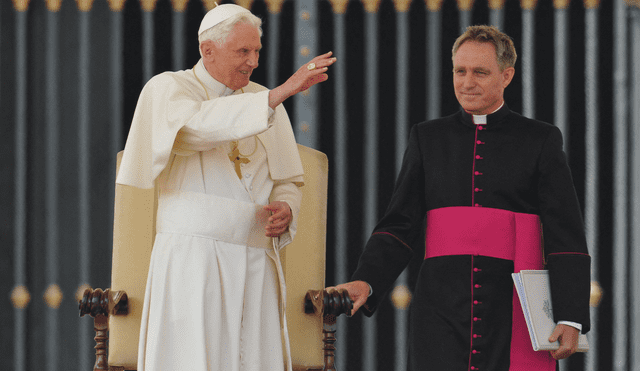 Benedicto XVI bendice a los fieles cerca de su secretario personal, Georg Gaenswein en 2011. Foto: AFP