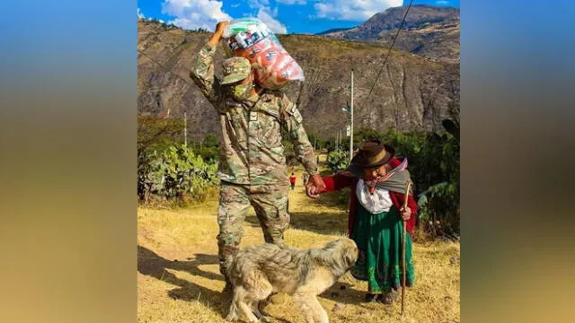 Cabo del Ejército Peruano ayudó a humilde anciana a trasladarse en Apurímac.