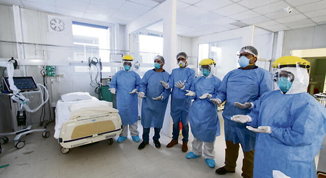 DOBLE RIESGO. Médicos y enfermeras empezaron a contagiarse con el coronavirus en los hospitales. También son maltratados.
