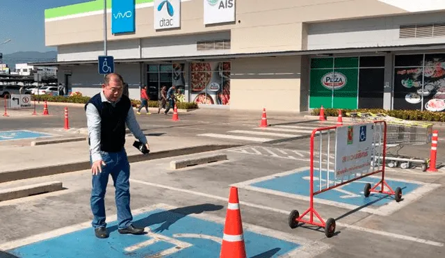 Destruye la ventana de un auto al ver a conductor ‘sano’ estacionar en zona para discapacitados [VIDEO] 