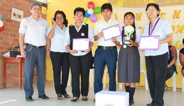 Estudiantes y padres de familia recibieron premios por su puntualidad a ceremonia