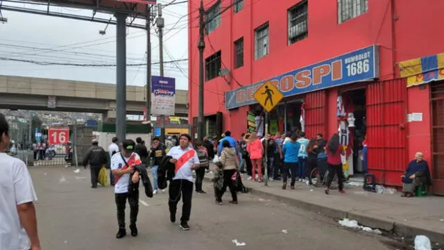 Hinchas peruanos desean pasar la final vistiendo los colares de la selección peruana. (Foto: Joel Robles / La República)