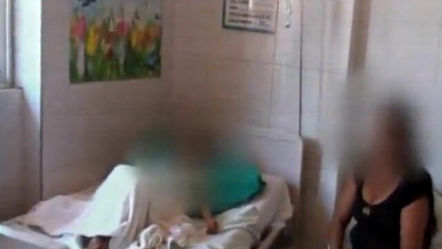 Madre afirma que su hija de 7 años fue quemada con agua caliente por padrastro[VIDEO]