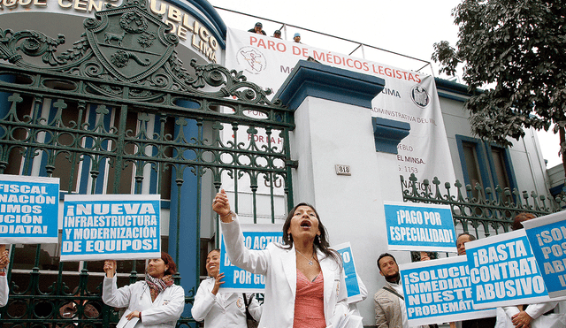 Más de 600 médicos legistas se unen a protestas e inician paro