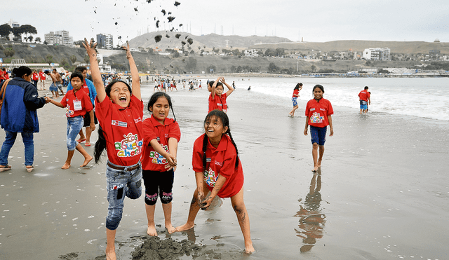La alegría de niños aimaras, quechuas y asháninkas al conocer la playa Agua Dulce