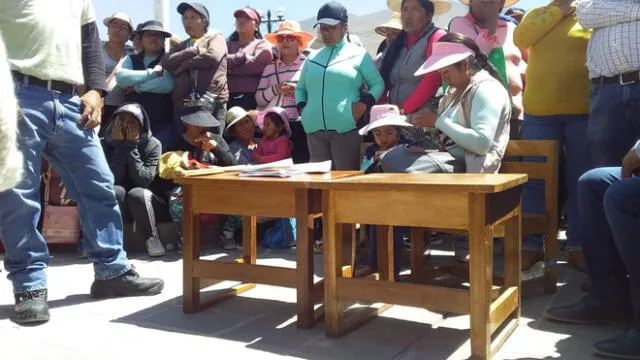 Arequipa: padres protestan porque sus hijos no caben en las carpetas que les entregaron