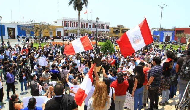 Trujillo: protestan en plaza de Armas por vacancia presidencial