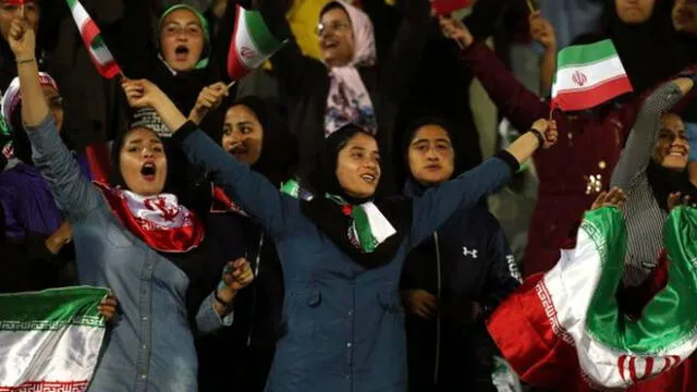 La mujer se había disfrazado de hombre para colarse en el estadio y ver jugar a su equipo favorito. Imagen referencial de un grupo de mujeres iraníes que obtuvo un permiso especial para ver jugar a su selección / AFP.
