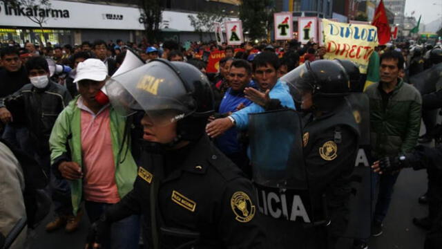 Docentes en huelga protagonizan multitudinaria concentración en la Plaza San Martín 