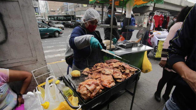 Ambulantes venden comida cerca a la pista en La Victoria. Créditos: John Reyes / La República