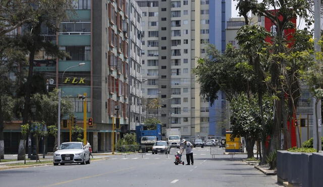 Limeños en calles aledañas a la avenida Arequipa. Foto: Flavio Matos/La República