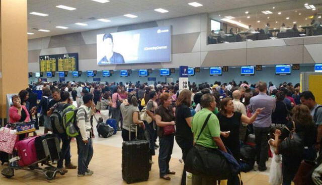 Usuarios reportan retrasos en vuelos por no poder aterrizar en el Jorge Chávez