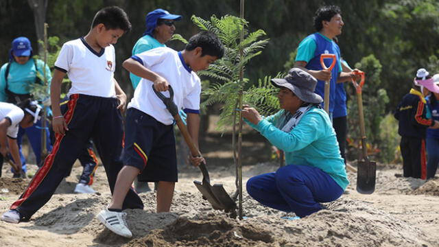 Día de la Tierra: escolares plantan más de trescientos árboles en bosque ecológico