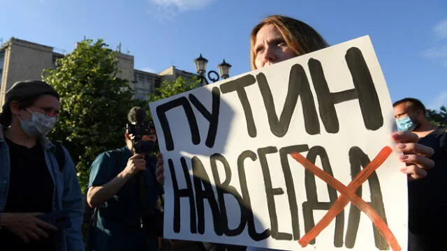 A woman protests against amendments to the Constitution of Russia on Pushkinskaya Square in downtown Moscow on July 1, 2020, as Russians vote in the final day of a ballot on constitutional reforms allowing President Putin to potentially stay in power until 2036. (Photo by Kirill KUDRYAVTSEV / AFP)