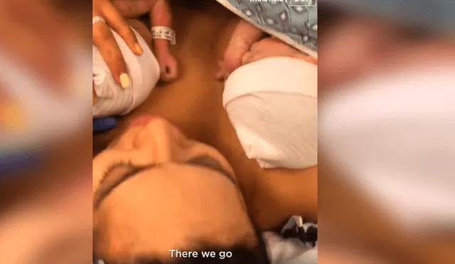Vía Facebook. Enfermeras y madre de los bebés no podían creer el tierno gesto de los recién nacidos cuando su madre los cargo por primera vez