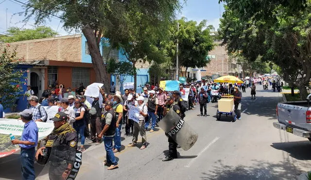 En el caso de Huarmaca, los ciudadanos bloquean parte de la vía Fernando Belaunde Terry.