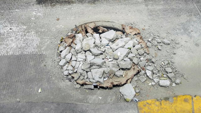Restos de concreto en pista ponen en peligro a conductores 