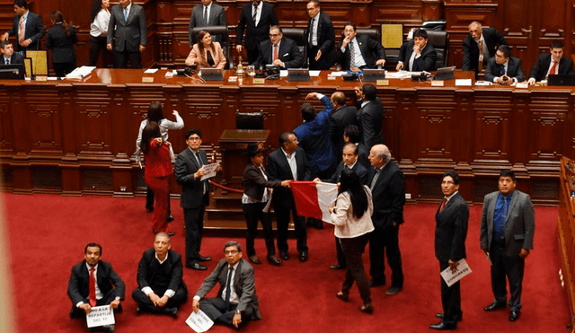 Así fue el accidentado ingreso de Salvador del Solar al Pleno del Congreso