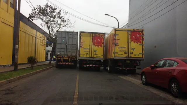 Camiones de transporte de carga obstaculizan pistas
