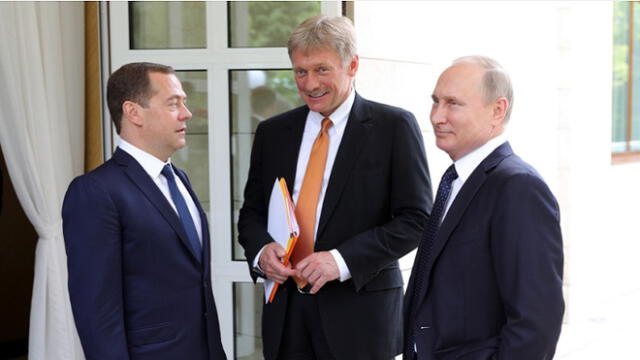 El presidente de Rusia, Vladimir Putin, junto a su portavoz Dmitry Peskov y el primer ministro, Dmitry Medvedev. Foto: AFP.
