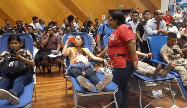 Sin precedentes. Cientos de personas acudieron a donar sangre para heridos en incendio de Villa el Salvador. Foto: GLR