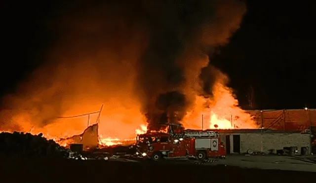 Un dantesco incendio causó estragos en un almacén de Huachipa. (Foto: Captura Latina)